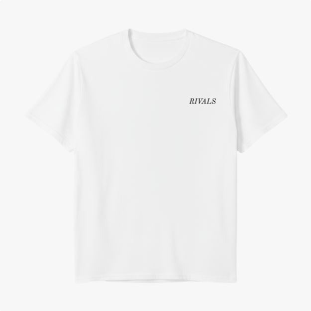 Camiseta com estampa frontal de texto "RIVALS" no lado esquerdo superior e estampa traseira de carro de corrida com sobreposição de texto "RIVALS".