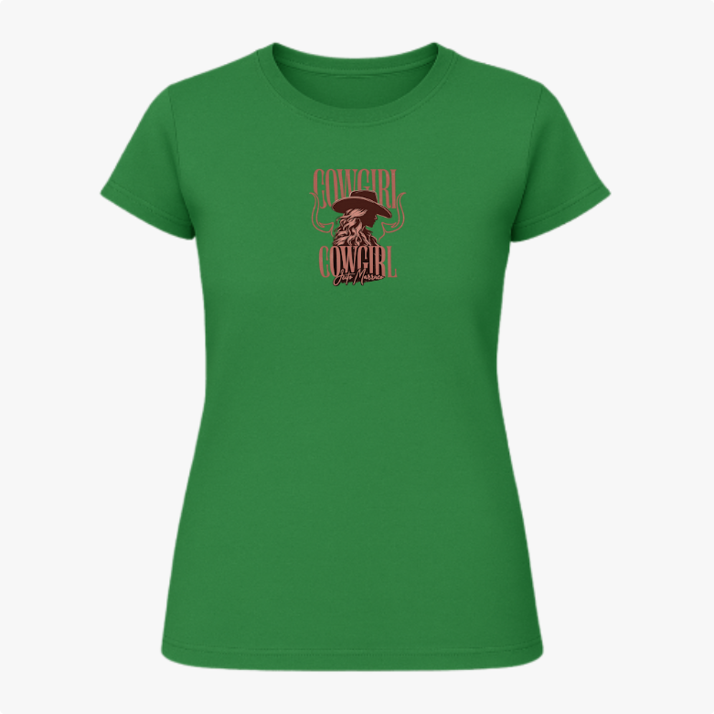 Camiseta com estampa frontal de caveira com chapéu de cowboy e chifres, acompanhada da palavra "Cowgirl" duas vezes e inscrição "Keep Messin".