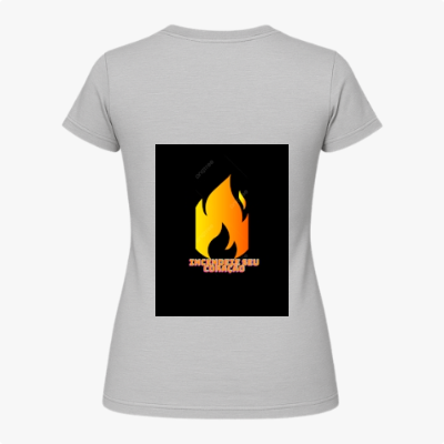 Camiseta com estampa frontal de chama pequena e estampa traseira de chama grande com texto "INCENDEIE SEU CORAÇÃO" sobreposta.