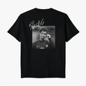 Camiseta com estampa frontal de uma fotografia nostálgica em preto e branco de jogador de futebol com assinatura estilizada sobreposta na parte superior.