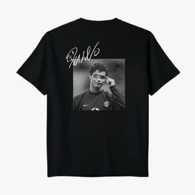 Camiseta com estampa frontal de uma fotografia nostálgica em preto e branco de jogador de futebol com assinatura estilizada sobreposta na parte superior.