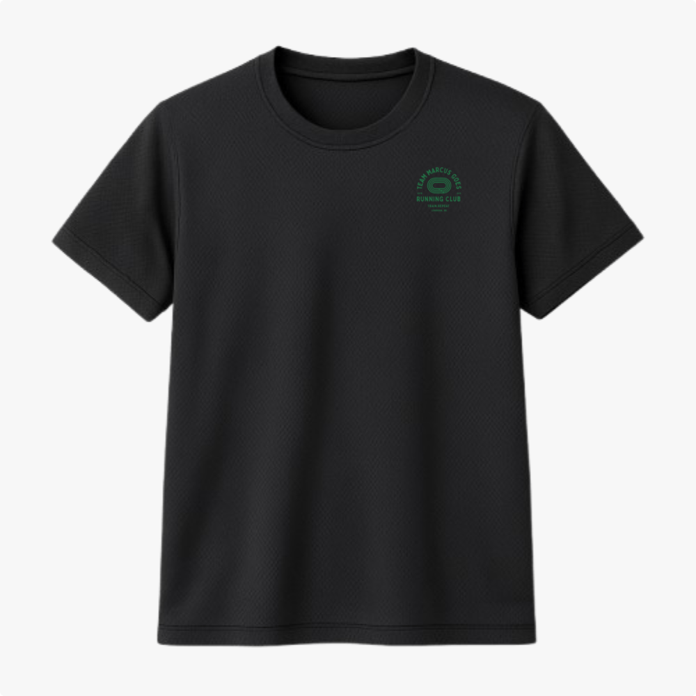 Camiseta com estampa frontal de tipografia circular em torno de um tênis, dizendo "Running Club", e estampa traseira de logotipo geométrico com texto.