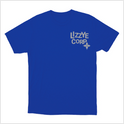 Camiseta com estampa frontal de texto estilizado "LIZZY CORP" ao lado de um pequeno símbolo geométrico, ambos localizados na parte superior direita.
