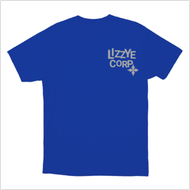 Camiseta com estampa frontal de texto estilizado "LIZZY CORP" ao lado de um pequeno símbolo geométrico, ambos localizados na parte superior direita.