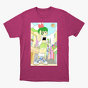 Camiseta com estampa frontal de personagem de cabelo verde e roupa casual em uma rua colorida, com sol sorridente no céu e detalhes urbanos vibrantes.