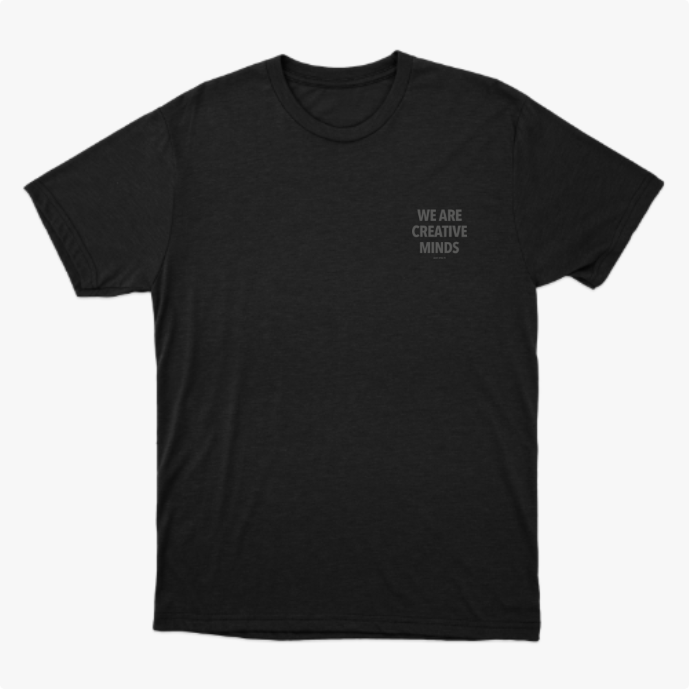 Camiseta com estampa frontal de "WE ARE CREATIVE MINDS" em letras pequenas no canto e estampa traseira da mesma frase em letras grandes com "just ship it" abaixo.