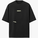 Camiseta com estampa frontal de "EMET." e "BRASIL 2026." e estampa traseira de emblema com "EMET.", estrelas e citação sobre cultura e vida.