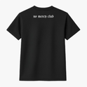 Camiseta com estampa frontal de um punho cerrado em estilo simples e estampa traseira com a frase "no mercy club" em fonte medieval.