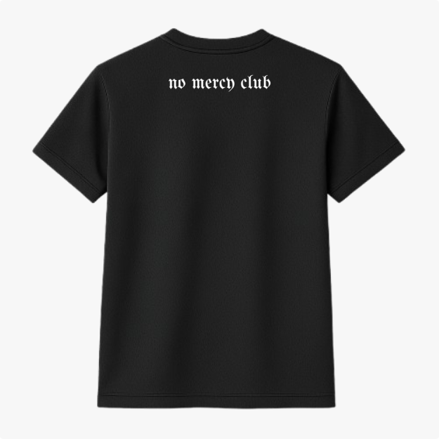 Camiseta com estampa frontal de um punho cerrado em estilo simples e estampa traseira com a frase "no mercy club" em fonte medieval.