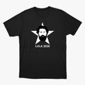 Camiseta com estampa frontal de rosto estilizado sobre uma estrela de cinco pontas, acompanhada pelo texto "LULA 2026" abaixo do retrato.