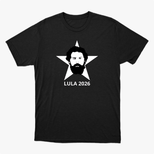 Camiseta com estampa frontal de rosto estilizado sobre uma estrela de cinco pontas, acompanhada pelo texto "LULA 2026" abaixo do retrato.