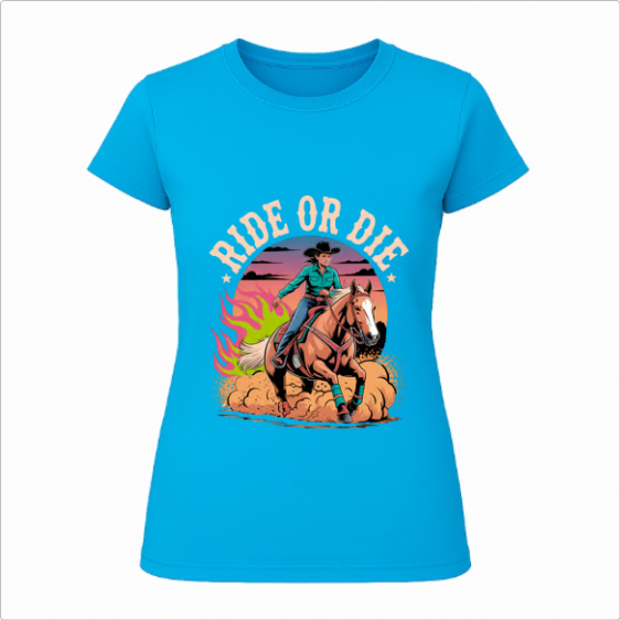 Camiseta com estampa frontal de cowboy montado em cavalo, fundo de pôr do sol com chamas verdes e a frase "Ride or Die" em destaque.