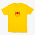 Camiseta com estampa frontal de aranha estilizada de linhas finas e estampa traseira de rosto delineado com texto e referências icônicas.