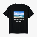 Camiseta com estampa frontal de ícone minimalista e estampa traseira de praia com praticantes de kitesurf em cena ao mar, acompanhada da frase "Barra do Rio Beach".