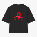 Camiseta com estampa frontal de uma letra "C" estilizada sobre um plano geométrico, acompanhada da palavra "COLLECTIVE" em destaque abaixo.