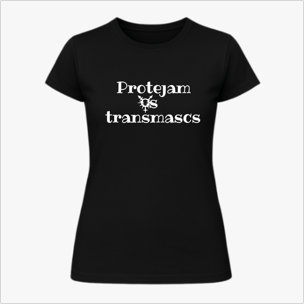 Camiseta com estampa frontal de texto "Protejam os transmascs", com um símbolo gráfico central entre as palavras.