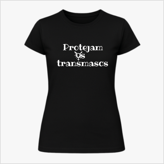 Camiseta com estampa frontal de texto "Protejam os transmascs", com um símbolo gráfico central entre as palavras.