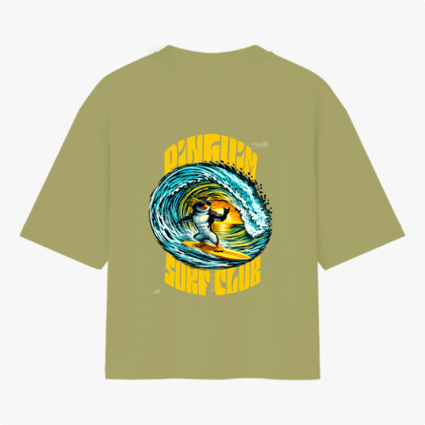 Camiseta com estampa frontal de logotipo discreto com texto pequeno e símbolo estilizado, e estampa traseira de pinguim surfando em onda com texto vibrante.