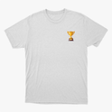 Camiseta com estampa frontal de troféu dourado pequeno e estampa traseira de troféu maior com a frase "Quem vencer herdará todas essas coisas Apocalipse 21:7".
