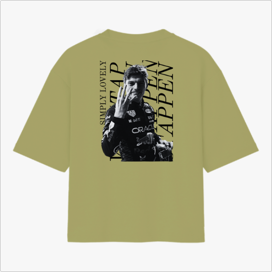 Camiseta com estampa frontal de logotipo icônico e estampa traseira de figura estilizada de piloto com texto imponente em fundo contrastante.
