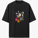 Camiseta com estampa frontal de personagem em pose dinâmica com ação em quadrinhos, destacando soco com efeitos de tinta salpicada.