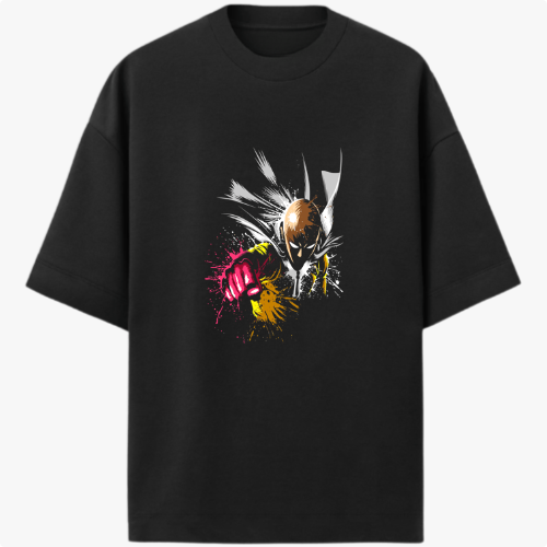 Camiseta com estampa frontal de personagem em pose dinâmica com ação em quadrinhos, destacando soco com efeitos de tinta salpicada.
