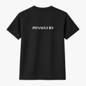 Camiseta com estampa frontal de uma praia com barcos no horizonte e uma criança na areia, e estampa traseira com a inscrição "PITANGUI-RN".