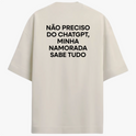 Camiseta com estampa traseira de frase em destaque: "NÃO PRECISO DO CHATGPT, MINHA NAMORADA SABE TUDO", criando um humor amigável e tecnológico.