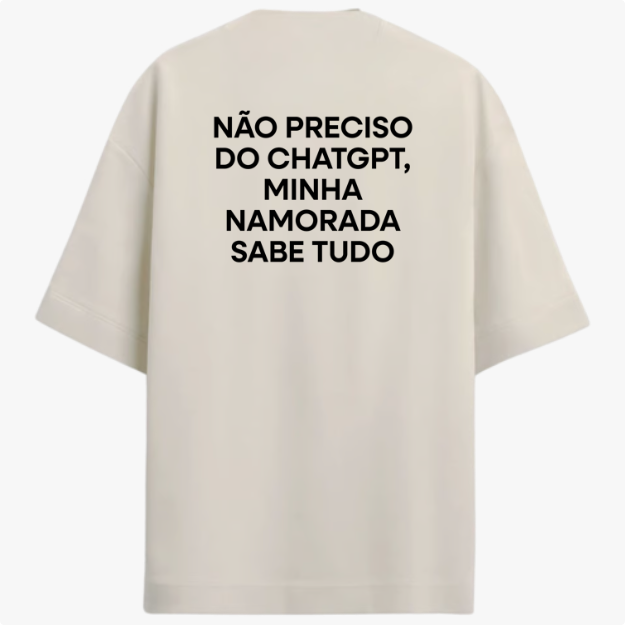 Camiseta com estampa traseira de frase em destaque: "NÃO PRECISO DO CHATGPT, MINHA NAMORADA SABE TUDO", criando um humor amigável e tecnológico.