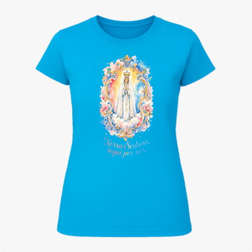 Camiseta com estampa frontal de imagem de Nossa Senhora em moldura colorida com flores e frase "Nossa Senhora, rogai por nós" e estampa traseira de logotipo com cruz e texto.