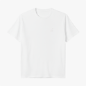 Camiseta com estampa frontal de uma pequena assinatura estilizada no peito e estampa traseira de uma foto em preto e branco de um jovem com faixa na cabeça e assinaturas.
