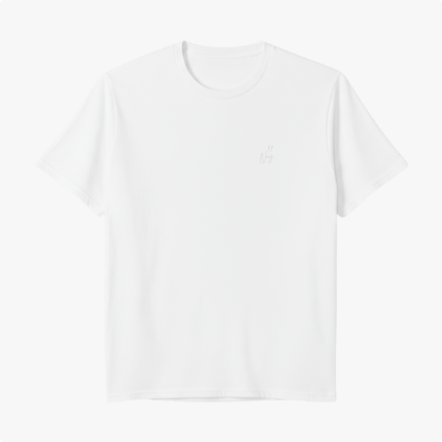Camiseta com estampa frontal de uma pequena assinatura estilizada no peito e estampa traseira de uma foto em preto e branco de um jovem com faixa na cabeça e assinaturas.