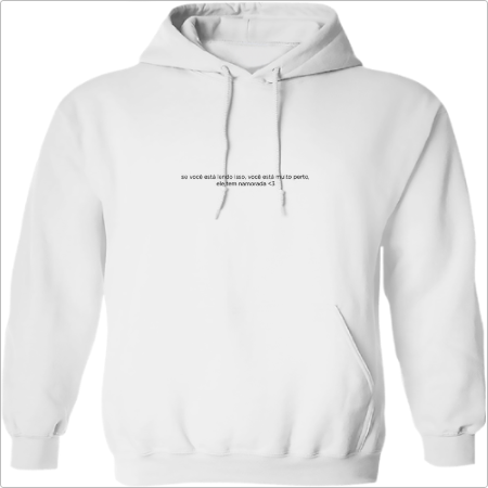 Moletom com estampa frontal de uma frase em estilo minimalista.