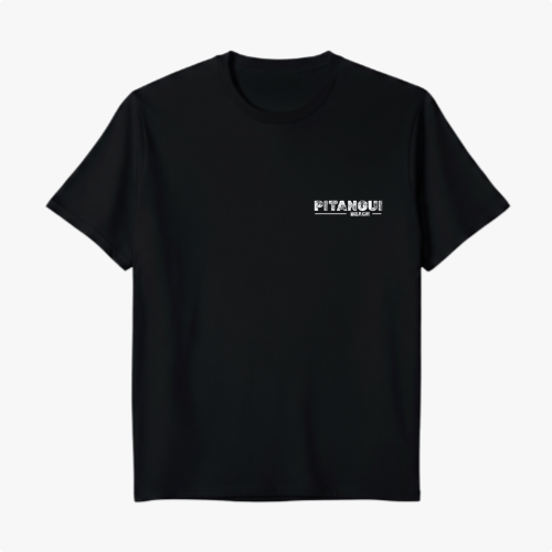 Camiseta com estampa frontal de texto "Pitangui Beach" e estampa traseira de paisagem litorânea com buggy azul, casal dentro, palmeira e céu claro.