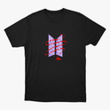Camiseta com estampa frontal de nomes sobrepostos em negrito, com linhas curvas ao redor e assinatura na base criando um visual dinâmico e moderno.