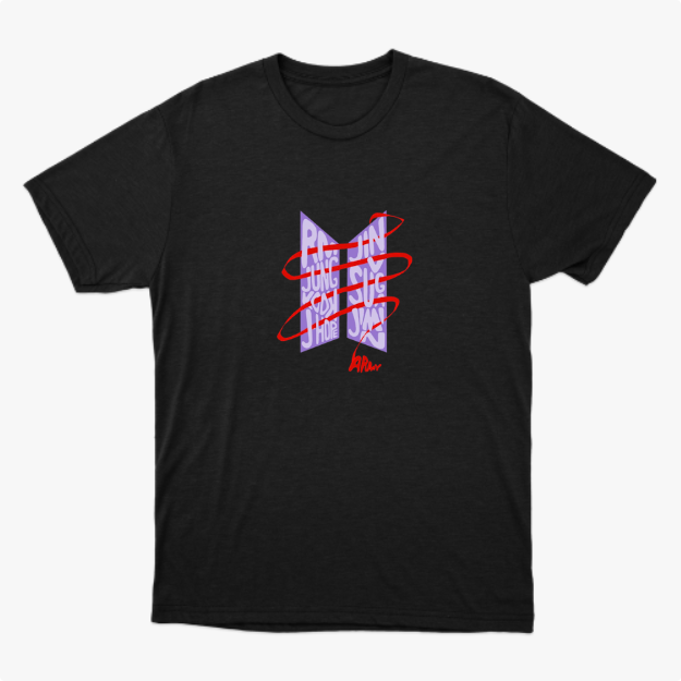 Camiseta com estampa frontal de nomes sobrepostos em negrito, com linhas curvas ao redor e assinatura na base criando um visual dinâmico e moderno.