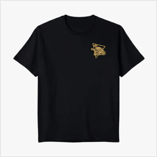 Camiseta com estampa frontal de caveira com visor em triângulo e estampa traseira de caveira tática com dispositivos, triângulo e texto "Ghost Lens Tactical".