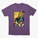 Camiseta com estampa frontal de uma figura feminina em estilo artístico, adornada com joias e detalhes florais, destacando expressões culturais e místicas.