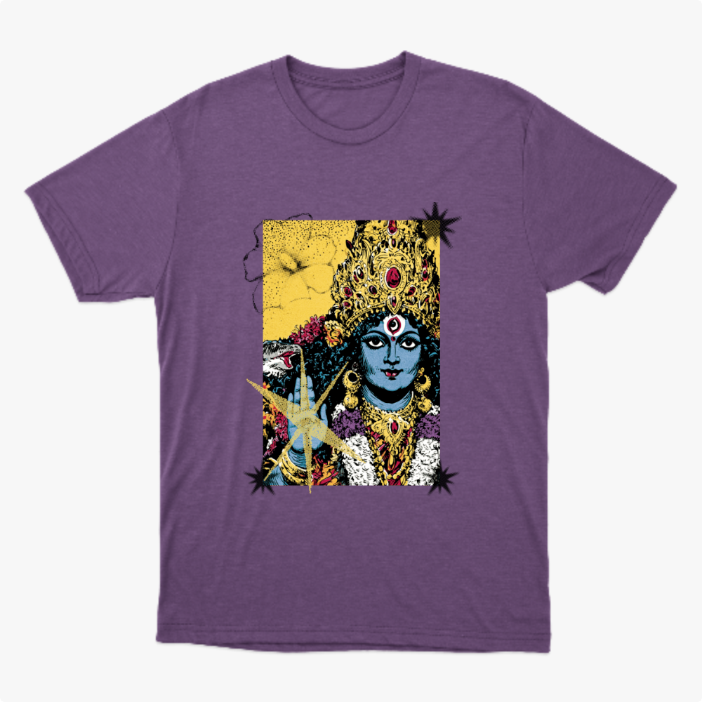 Camiseta com estampa frontal de uma figura feminina em estilo artístico, adornada com joias e detalhes florais, destacando expressões culturais e místicas.