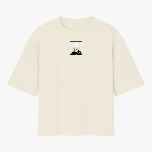 Camiseta com estampa frontal de um retrato em estilo desenho de personagem de cabelo claro e estampa traseira de olho azul rodeado por caracteres orientais.