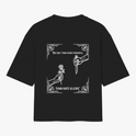 Camiseta com estampa frontal de texto em um formato oval e estampa traseira de duas mãos, uma segurando uma rosa e outra um punhal, com textos envoltos de arabescos.