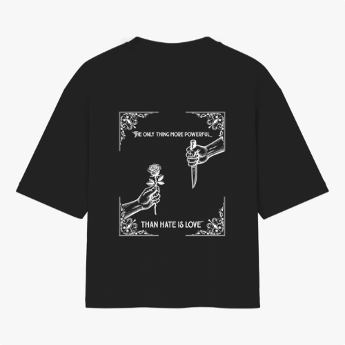 Camiseta com estampa frontal de texto em um formato oval e estampa traseira de duas mãos, uma segurando uma rosa e outra um punhal, com textos envoltos de arabescos.