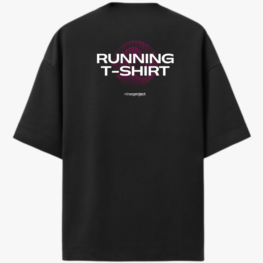 Camiseta com estampa frontal de "ninesproject" ao lado de um pequeno símbolo circular e estampa traseira de "RUNNING T-SHIRT" sobre linhas curvas.
