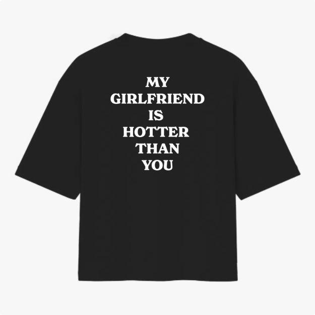 Camiseta com estampa traseira de texto incisivo em letras maiúsculas que declara "MY GIRLFRIEND IS HOTTER THAN YOU" em estilo direto e ousado.