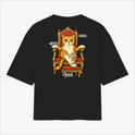 Camiseta com estampa frontal de texto minimalista "AURA" e estampa traseira de gato sentado em trono dourado, com números "+1000" ao redor.