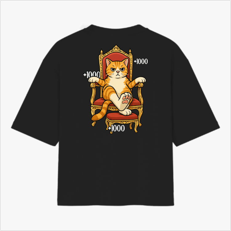 Camiseta com estampa frontal de texto minimalista "AURA" e estampa traseira de gato sentado em trono dourado, com números "+1000" ao redor.