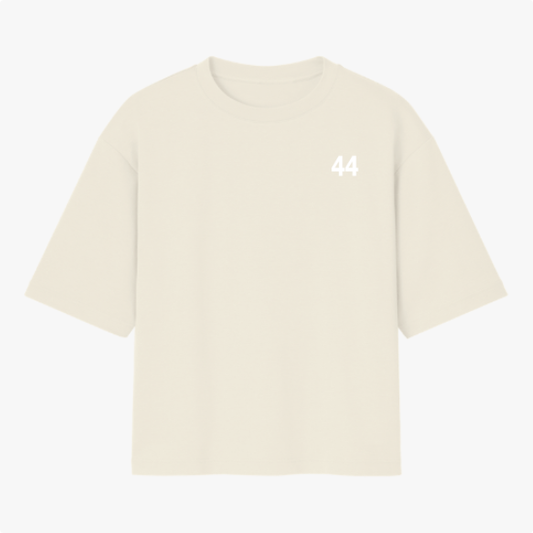 Camiseta com estampa frontal de número "44" e estampa traseira de carro de corrida com piloto em pose de vitória, texto "DREAM THE IMPOSSIBLE" e repetição do nome.