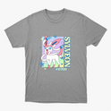 Camiseta com estampa frontal de personagem com fitas, estrelas ao redor, texto vertical "SYLVEON" e "#0700".