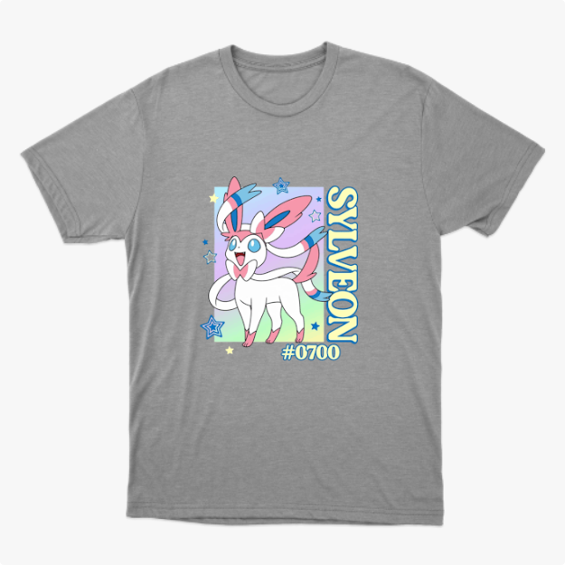 Camiseta com estampa frontal de personagem com fitas, estrelas ao redor, texto vertical "SYLVEON" e "#0700".
