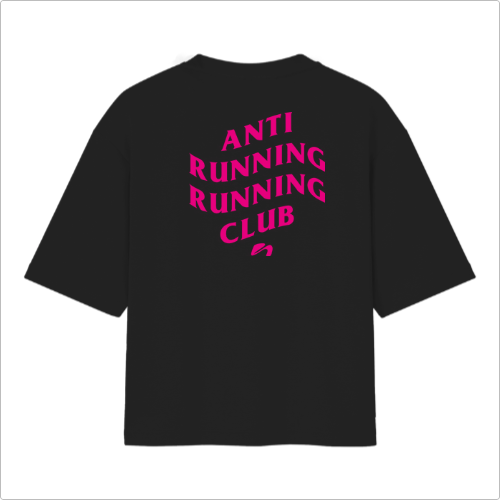 Camiseta com estampa frontal de frases em estilo geométrico e estampa traseira maior das mesmas frases, ambas dispostas em camadas e em perspectiva.